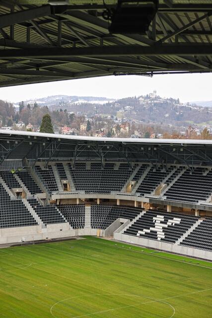 Schöne Aussicht: Über der Raiffeisen Arena erhebt sich beim Blick von der Tribüne das "alte" Linzer Wahrzeichen: die Pöstlingbergkirche. | Foto: Reischl
