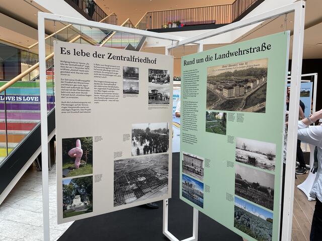 Auf mehreren Tafeln kann man viel Spannendes über die Geschichte von Kaiserebersdorf und Albern nachlesen. | Foto: Teischl/RMA