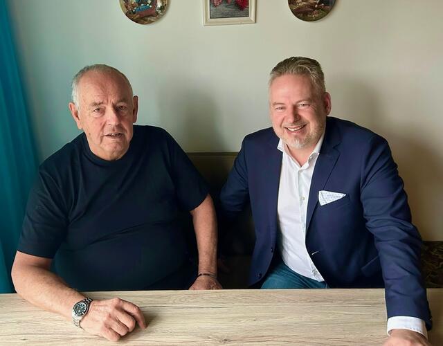 Josef Kopitar aus Inzenhof (links) feierte im Kreise seiner Familie und Freunde den 75. Geburtstag. Seitens der Gemeinde gratulierte Bürgermeister Jürgen Schabhüttl. | Foto: Gemeinde Inzenhof