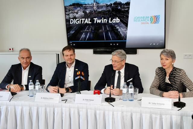 Heinz Mayer (Geschäftsführer Joanneum Research), Matthias Rüther (Digital Direktor), LH Peter Kaiser und Lhstvin. Gavy Schaunig stellten die Forschungsneuheit "Digital TwinLab" vor. | Foto: MeinBezirk.at