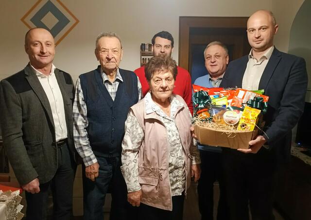 Franz und Rosa Dragosits aus Rehgraben begingen ihre eiserne Hochzeit. Als Vertreter der Gemeinde stellten sich Bgm. Roman Jandrisevits (links), Franz Dragosits, Rosa Dragosits und Vbgm. Manuel Zach (rechts), Amtmann Manuel Stranczl (3. von links) und Gemeindevorstand Edmund Hafner (2. von rechts) mit Glückwünschen ein. | Foto: Gemeinde Gerersdorf-Sulz