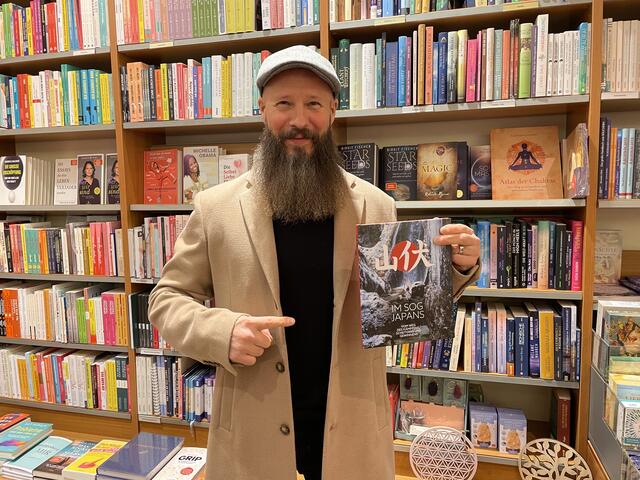 Christian Grübl mit seinem Buch über seine Erlebnisse in Japan. | Foto: Victoria Edlinger