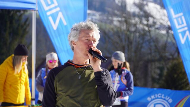 Sportlehrer Thomas Kaserbacher führte als Stadionsprecher durch die spannenden Wettbewerbe im Schanzengelände. | Foto: Felix Hallinger