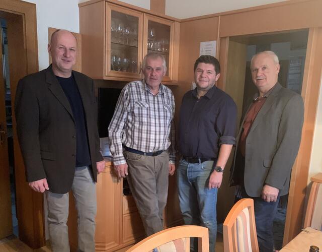 Willibald Heilimann aus Bildein (2. von links) wurde 60 Jahre alt. Im Namen der Gemeinde Bildein gratulierten Vizebürgermeister Hansjörg Schrammel, Bürgermeister Emmerich Zax und Gemeindevorstand Walter Mittl (von links).

Lieber Willi, wir wünschen dir vor allem viel Gesundheit, Glück und Erfolg für das neue Lebensjahr!

Foto@ | Foto: Gemeinde Bildein