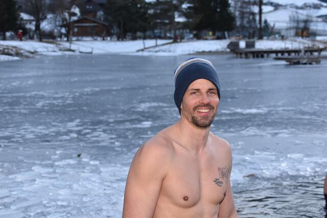 Markus Abenthung und seine Frau Vroni haben während Corona mit dem Eisbaden im Innsbrucker Baggersee begonnen und schließlich das Stubaier Eisbadeprojekt gestartet. | Foto: Kainz
