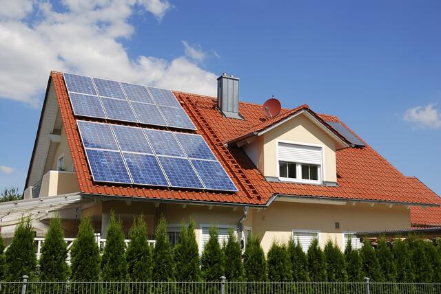 Der Energie- und Klimafonds stellt 581 Millionen Euro bereit, die vorrangig in die Mobilitätswende, Transforamtion der Wirtschaft und die Energieunabhängigkeit investiert werden. Für den Ausbau der Photovoltaikanlagen gibt es 123 Mio. Euro. | Foto: panthermedia_manfredxy
