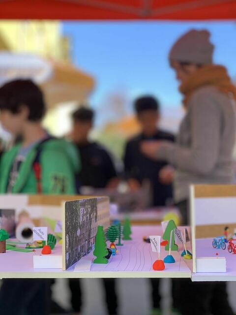 Mit Modellen konnten Favoritnerinnen und Favoritner ausprobieren, wie die Zukunft des Quellenplatzes aussehen könnten. | Foto: gb*