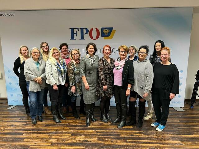 Bildtext: Yvonne Scherer, Hermine Aicher, Victoria Hürner, Josefa Thor, Irene Höfner, Sabine Wollinger, Edith Mühlberghuber, Jennifer Köhler, Christa Kratohwil, Elke Liebminger, Silvia Weidinger, Claudia Prohazka und Julia Nußbaumer bilden den neuen Landes-Vorstand der IFF NÖ.  | Foto: Foto: FPÖ