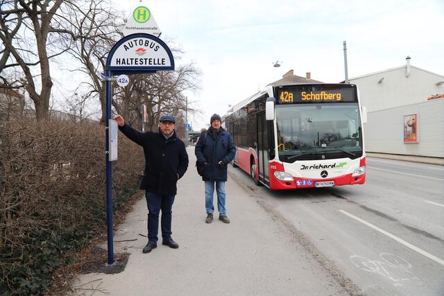 Bezirksvorsteher Peter Jagsch und Bezirksrat Anton Parahsl (beide SPÖ) bei der neuen 42A-Haltestelle in der Richthausenstraße | Foto: BV17