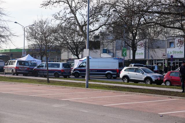 Für die Allgemeinheit würde keine Gefahr bestehen. Allerdings bittet die Polizei, den Bereich großräumig zu meiden. Die Straßensperre wurde noch andauern, so Fürst. | Foto: Andreas Pölzl/RMW