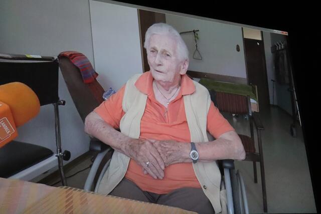 Erna Erhart erzählte von ihrer Zeit als Hebamme.  | Foto: Elisabeth Zangerl 