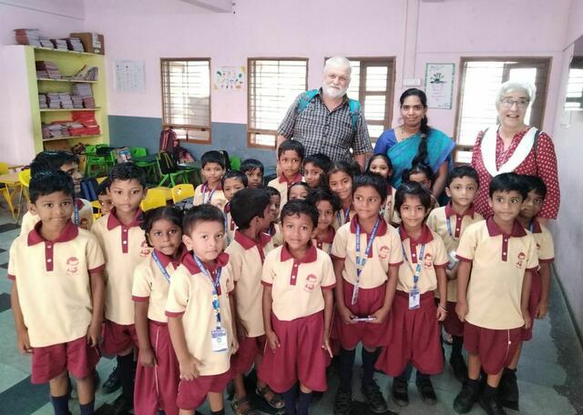 Gerfried und Gerhild Mory helfen in Indien bei der Lehrerfortbildung und erleben eine Welt, die fern von dem ist, was sie von zu Hause kennen.
 | Foto: Privat