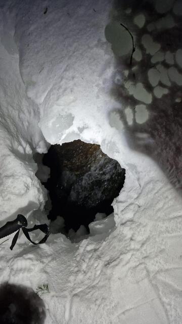 In dieses Loch stürzte die Snowboarderin. | Foto: Bergrettung Zell am See