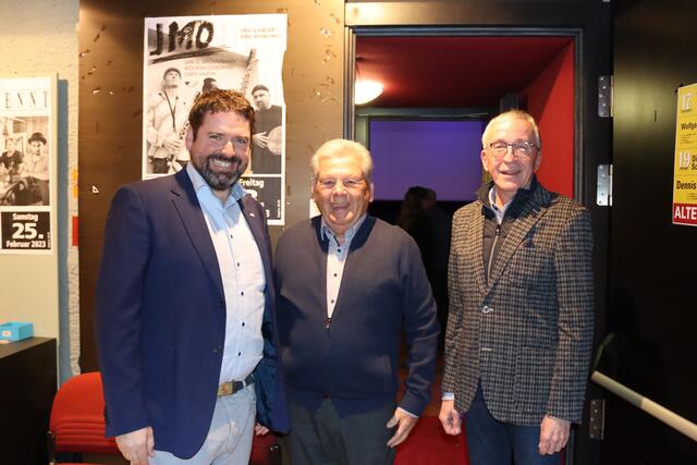 Kulturstadtrat Peter Vöhl, Zeitzeuge Siegfried Gohm und Bürgermeister Herbert Mayer.  | Foto: Elisabeth Zangerl 