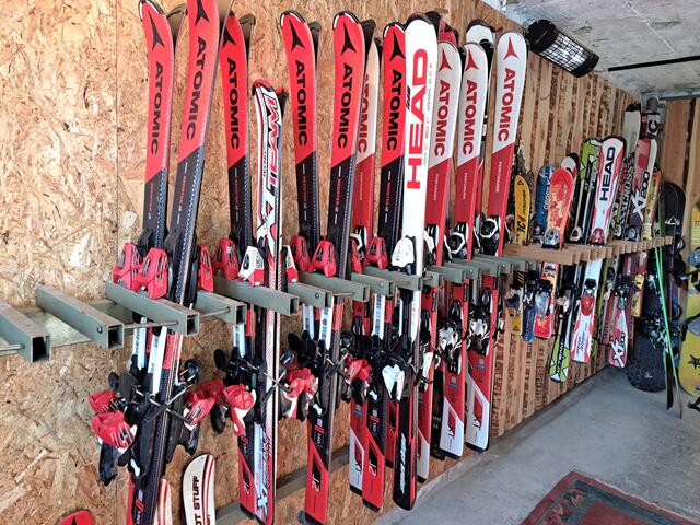 50 Garnituren, Schi, Stöcke, Schuhe und Helme, aber auch einige Snowboard warten hier auf diejenigen, die gerne Mal Schi-Luft schnuppern wollen.
