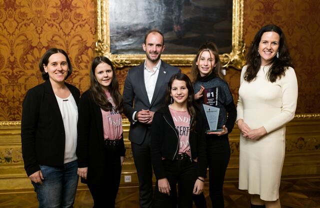 Die Coder Dojo Girls aus Steyr mit Sonja Straßer (li.) Staatssekretär Florian Tursky und Maria Pernegger (re.). | Foto: Christopher Dunker BKA