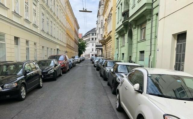 So sieht die Mühlgasse derzeit aus: Schmale Gehsteige, viel Asphalt und parkende Autos. | Foto: Andreas Reisinger