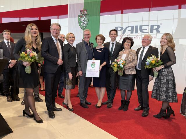 Landeshauptmann Christopher Drexler (2.v.l.), Bürgermeisterin Elke Halbwirth (3v.l.) und NAbg. Joachim Schnabel (3.v.r.) freuen sich mit der Familie Paier über die große Auszeichnung. | Foto: Janine Senger