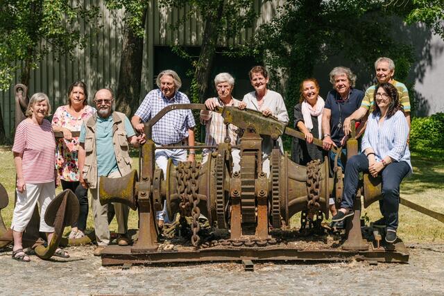 Ein Team aus zwölf Ehrenamtlichen – darunter Leiter Richard Felsleiter (3.v.r) – kümmert sich um das Brigittenauer Bezirksmuseum | Foto: Bezirksmuseum Brigittenau