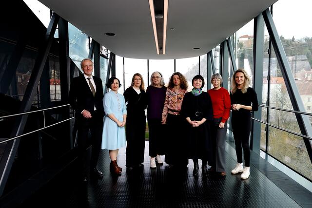 v.l.n.r.: Stadtrat Günter Riegler, Dir. Andreja Hribernik, Kuratorin Michaela Leutzendorff Pakesch, Künstlerin Ingrid Wiener, Kuratorin Katrin Bucher Trantow, Künstlerin Isa Rosenberger, Kuratorin Barbara Steiner und Kuratorin Alexandra Trost | Foto: Kunsthaus Graz / J.J. Kucek