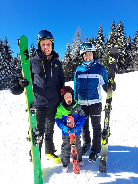 Familie Zinterl aus Stanz nutzt das Angebot. Elias Zinterl wird erst 4 Jahre und fährt bereits den zweiten Winter Schi. Es macht ihm sichtlich Spaß.