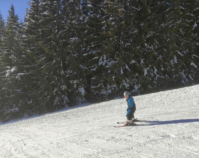 Rafael aus Graz nutzt die Möglichkeit, mit seinen Eltern beim Opa wohnen zu können und so auf der Schanz das Schifahren zu perfektionieren.