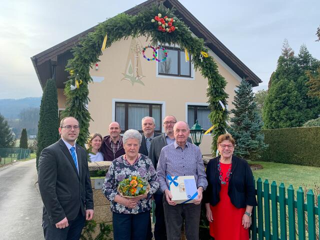 v.l.n.r.: Amtsleiter OSekr. Andreas Knirsch, Monika Ott, Leopold Ott jun., Christine Ott, GR Martin Knirsch, GGR Josef Brandfellner, Leopold Ott sen., Bürgermeisterin Josefa Geiger | Foto: Marktgemeinde Sieghartskirchen