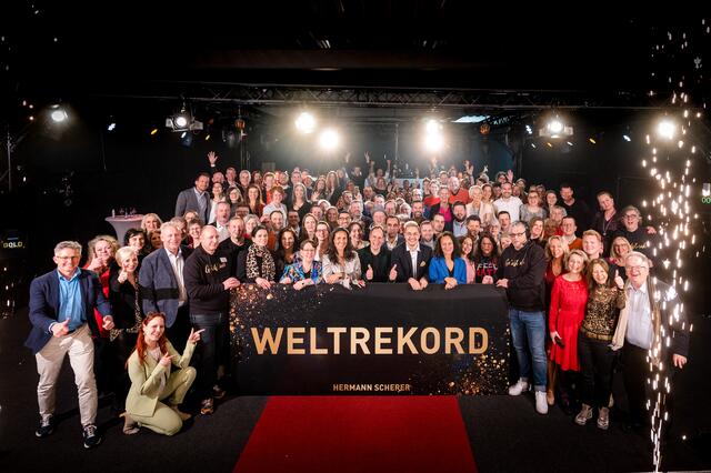 Insgesamt 147 Finalistinnen und Finalisten aus 18 Nationen traten beim Speaker Slam mit ihren Reden an, womit ein neuer Weltrekord erzielt wurde.  | Foto: Justin Bockey