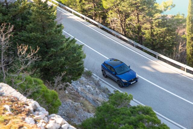 Der Tank ist beim Jaguar E-Pace PHEV mit 57 l für einen PHEV angenehm groß, definitiv größer als bei vielen anderen in diesem Segment, was die Nutzbarkeit des Autos deutlich verbessert. | Foto: Jaguar