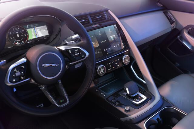 Mittelpunkt im Cockpit des Jaguar E-Pace PHEV ist der 11,4‘‘-HD-Touchscreen für die Bedienung des Pivi Pro-Infotainmentsystems. Dank doppelter Beschichtung beugt er Blendungen vor und erleichtert das Wegwischen von Fingerabdrücken. | Foto: Jaguar