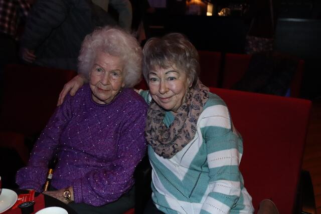 Zeitzeugin Frieda Homolka kam mit ihrer Tochter Iris Niedermeier.  | Foto: Elisabeth Zangerl 