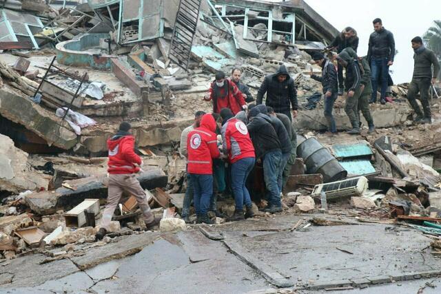 Für Helfer und Rettungskräfte ist die Bergung nach Überlebenden momentan ein Wettlauf gegen die Zeit. | Foto: Syrian Red Crescent