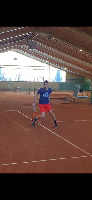 Stefan beim Tennisspielen. | Foto: Ivan Milenkovic