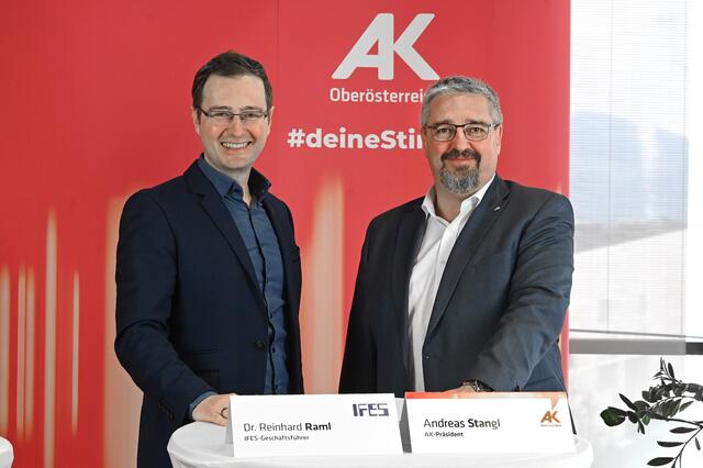 Reinhard Raml, Geschäftsführer IFES, und Andreas Stangl, AK-Präsident.
 | Foto: AKOÖ/Wolfgang Spitzbart
