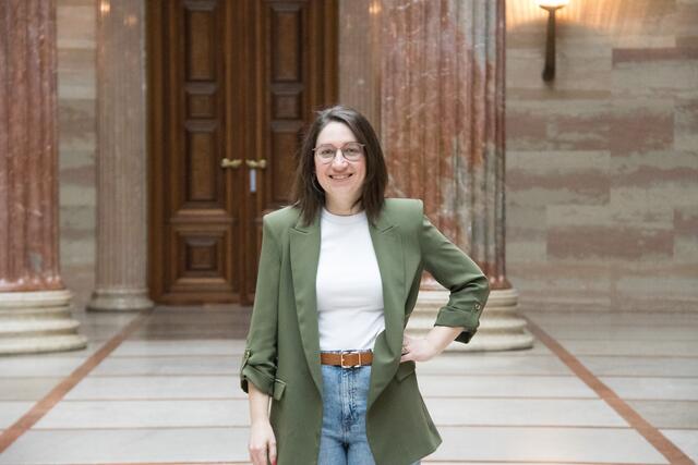 Julia Herr in der Säulenhalle im Parlament | Foto: SPÖ