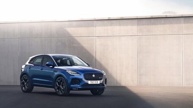 Das „Facelift“ beim Jaguar E-Pace fand mehr „unter“ der Karosserie statt. Die Neuerungen betreffen primär technische Bereiche wie Konnektivität und Motoren. Zum Beispiel gibt’s nun ein Plug-in Hybrid-Modell. | Foto: Jaguar