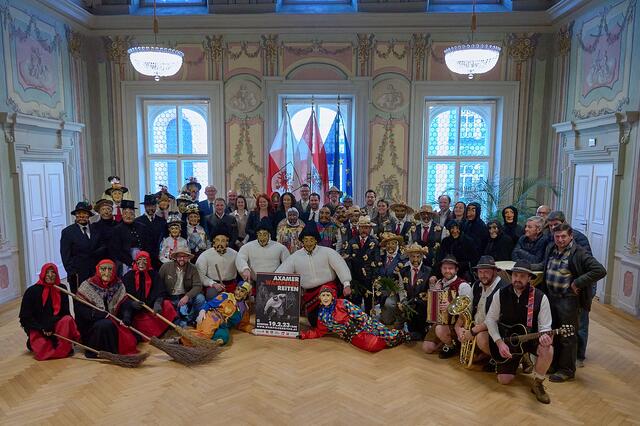 Die mächtige Abordnung aus Axams sorgte bei ihrer Visite im Landhaus für beste Stimmung. | Foto: Würtenberger