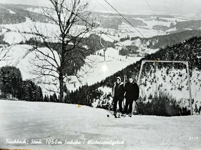 Wintersportgebiet - so sahen die Postkarten früher aus. Hier eine Aufnahme vom Dorf, bzw. Dobner-Lift nahe der Volksschule Fischbach | Foto: Ansichtskarten Erzeugung und Verlag Alfons Bayer