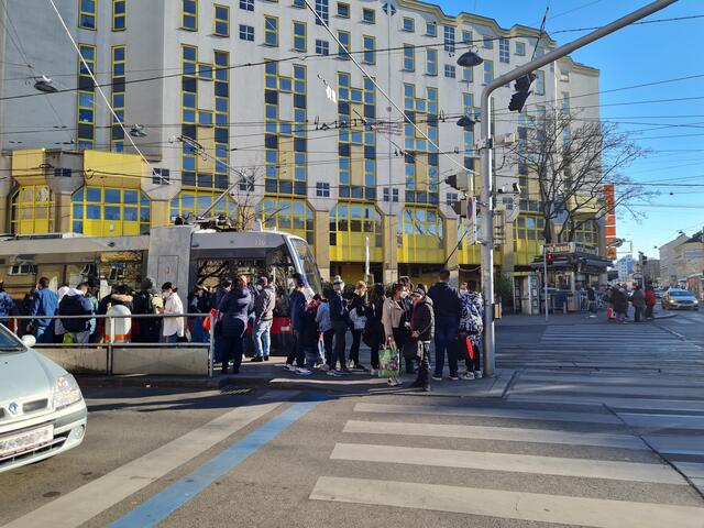 Die Bim-Stationen beim Quellenplatz sind mitten auf der viel befahrenen Straße.  | Foto: gbOst