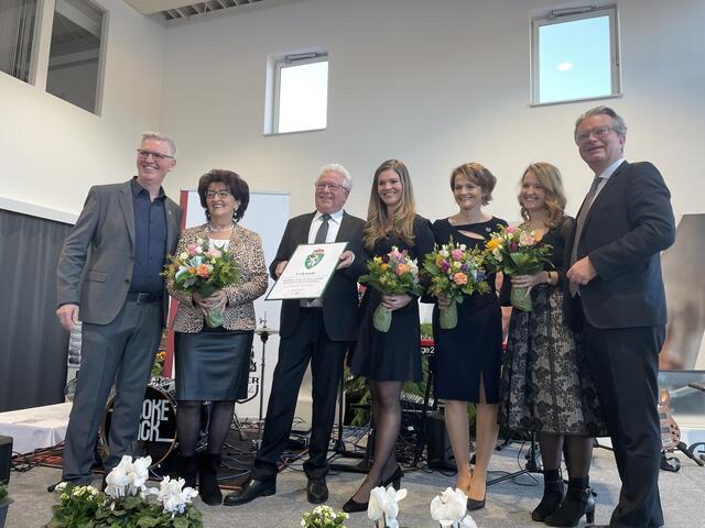 Landeshaupmann Christopher Drexler (r.) überreichte am Dienstag das Steirische Landeswappen an die Familie Paier in Gleinstätten. | Foto: Janine Senger