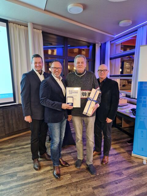 Von links: Landesparteisekretär Michael Gruber, Bezirksparteiobmann Günter Pröller, Ortsparteiobmann Alfred Trixner, Landesgeschäftsführer Hubert Schreiner. | Foto: FPÖ UU