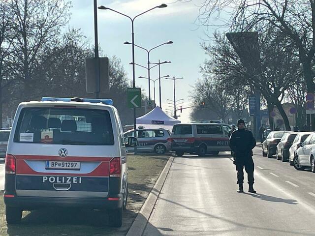 In einem ersten Gespräch mit der BezirksZeitung sagte Polizeisprecher Daniel Fürst, dass er dabei um Mord und Suizid handeln dürfte.  | Foto: Antonio Šećerović