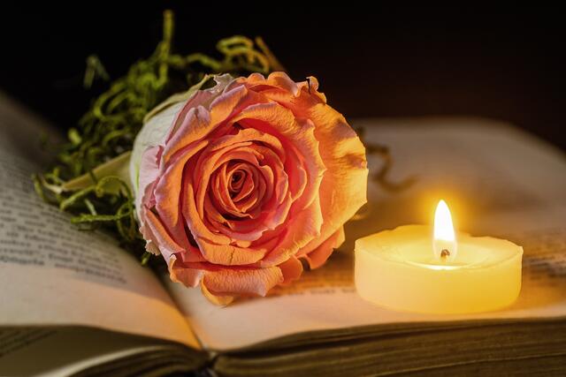 Für immer unvergessen: Der Todestag eines nahestehenden Menschen ist ein Tag, an dem sich Hinterbliebene oft in Form von Ritualen an die verstorbene Person erinnern. | Foto: Pixabay/Myriams-Fotos