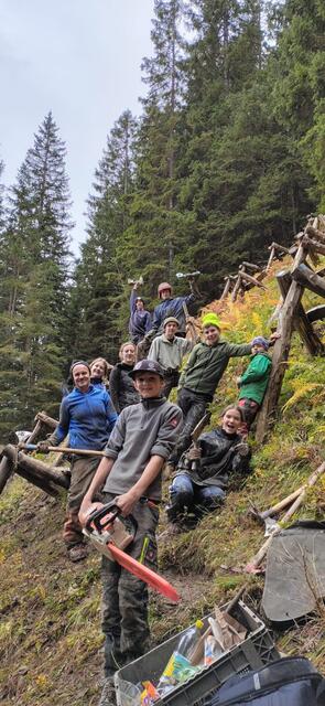 Die Feuerwehrjugend Schnifis präsentiert die neuen Gleitschneeböcke | Foto: Günter Dünser