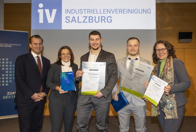 Bei der Verleihung von Urkunden an die Industrietechniker: IV-Salzburg-Präsident Peter Unterkofler, Daniela Malata, Mitglied der Geschäftsleitung W&amp;H Dentalwerk Bürmoos, die Industrietechniker David Auer und Lukas Brunnauer sowie Landesrätin Daniela Gutschi. | Foto: IV-Salzburg/Kolarik