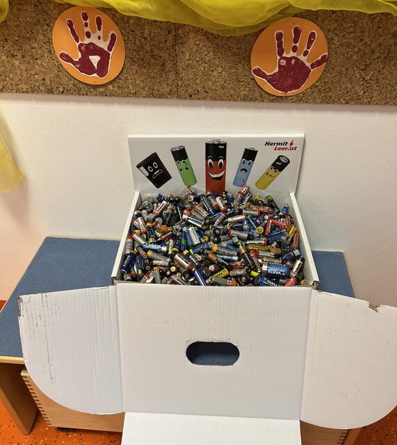 Schöner Erfolg: Die Kinder sammelten fleißig Batterien und entsorgten sie in der dafür vorgesehenen "Hermitleer"-Box. | Foto: KK