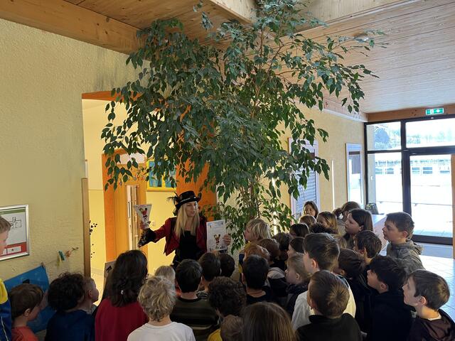 Als Olivia verkleidet kam Sonja Haider zu den Kindern, um sie über artgerechte Müllentsorgung zu informieren. | Foto: KK
