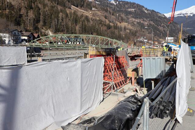 Auf der neuen Unterführung Prutz auf der Reschenstraße wird ein Kreisverkehr gebaut. | Foto: Othmar Kolp