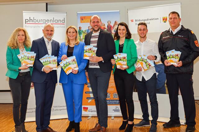Vorstellung der Lern- und Feriencamps 2023 in Oberwart: Leiterin Eva Gröstenberger (Institut für Ausbildung und praktische Studien auf der Pädagogischen Hochschule Burgenland), Bildungsdirektor Heinz Josef Zitz, Landesrätin Daniela Winkler, Organisator Daniel Karacsony, Lehrerin Carina Pinzker und Lehrer Stefan Wessely sowie Stefan Weisz von der Freiwilligen Feuerwehr Rechnitz (v.l.).
 | Foto: LMS