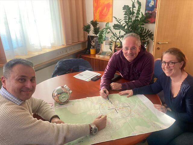 Bürgermeister Michael Cech lud zu Projektabstimmung die Obfrau des Elternvereins Stefanie Dvorak und Mobilitätsgemeinderat Marcus Richter. | Foto: Gemeinde Gablitz